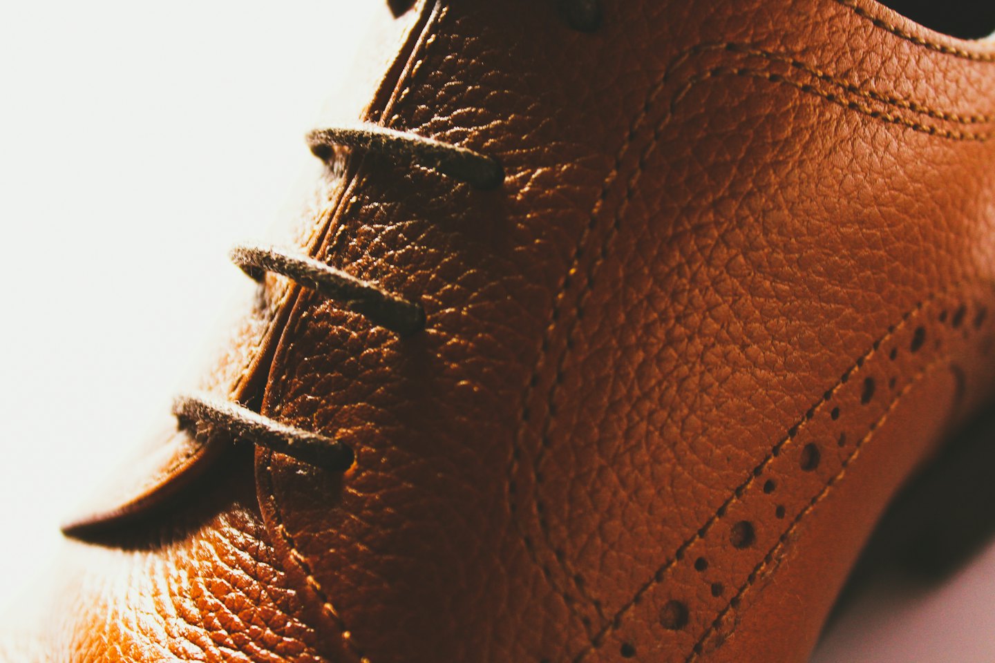 Una classica scarpa elegante in pelle marrone con cuciture dettagliate.